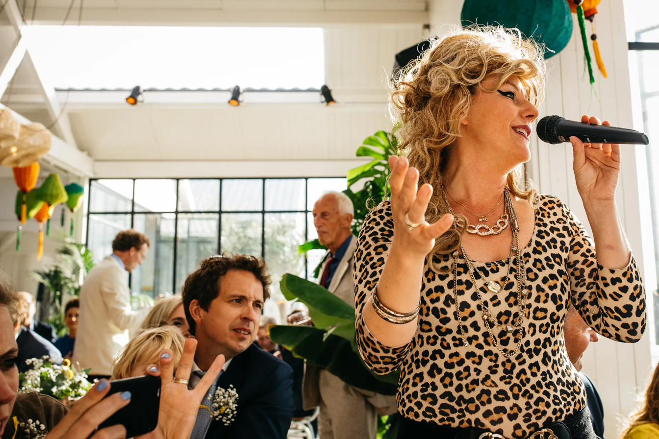 Carola Kraai als presentatrice gastvrouw